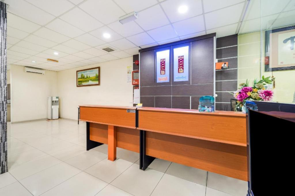 OYO 301 River Inn Hotel Butterworth Exterior foto